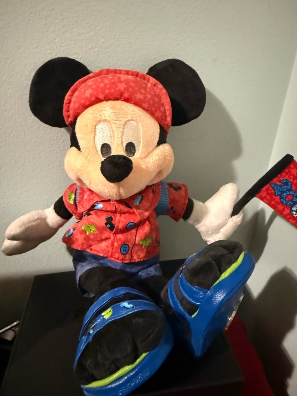 2006 Disney World Plush Mickey Mouse Tourist W/ flag and backpack. 2006 on foot